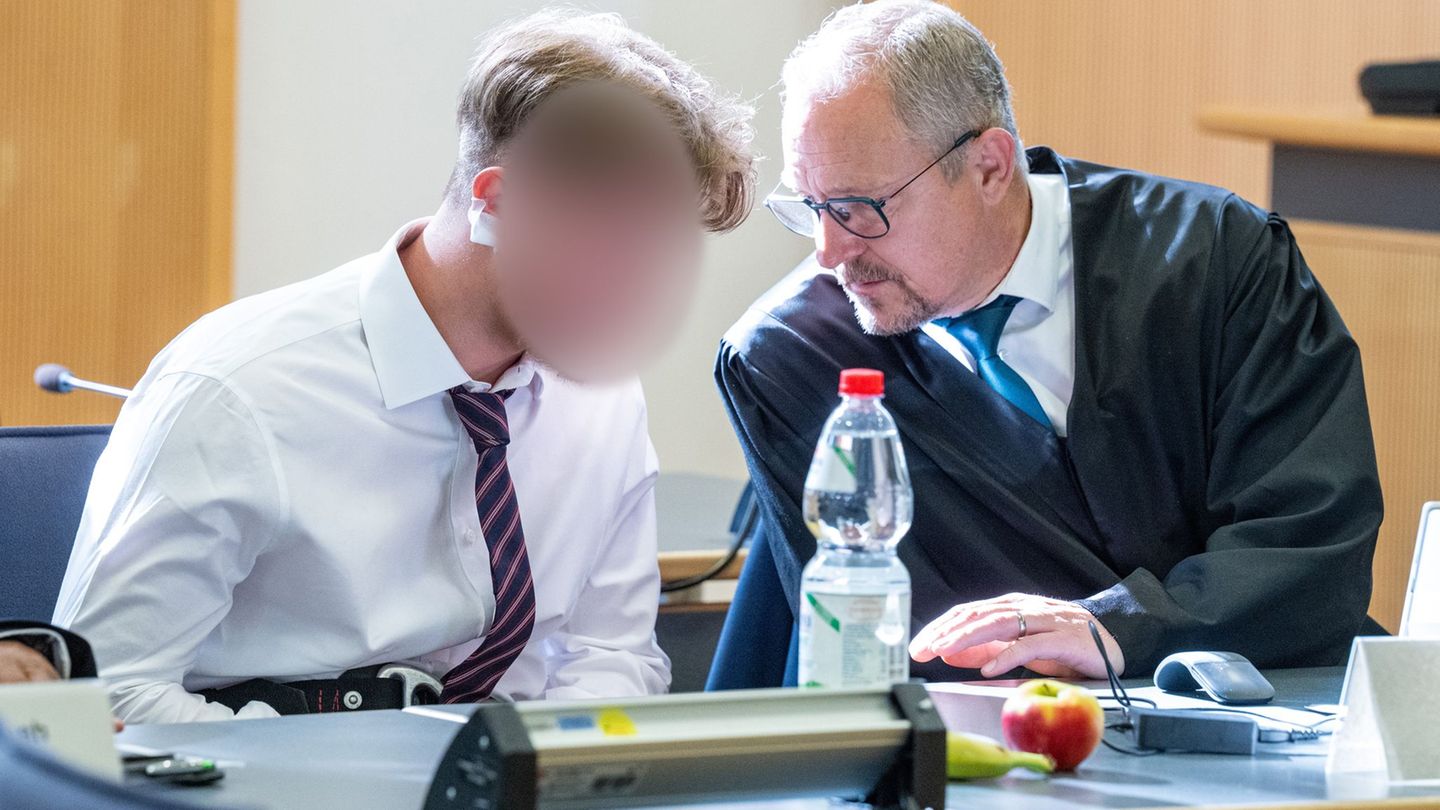 Knapp ein Jahr nach einem Axtangriff in einem ICE in Niederbayern hat der Prozess gegen den beschuldigten 21-jährigen Syrer bego