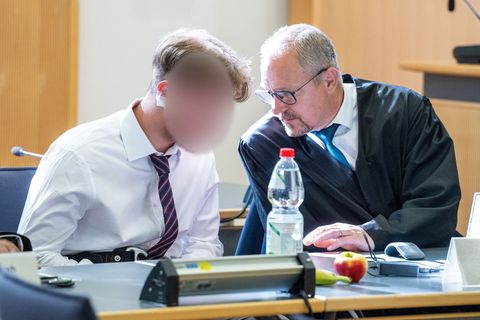 Knapp ein Jahr nach einem Axtangriff in einem ICE in Niederbayern hat der Prozess gegen den beschuldigten 21-jährigen Syrer bego