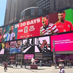 FIFA WM in den USA: Blick auf eine Hausfassade am Times Square in Manhattan