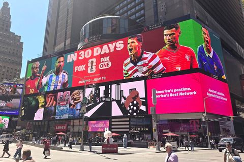 FIFA WM in den USA: Blick auf eine Hausfassade am Times Square in Manhattan