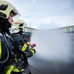 „Wasser marsch!“ heißt es bei der Wiesbadener Feuerwehr weiterhin nur bei der Brandbekämpfung (Symbolbild)