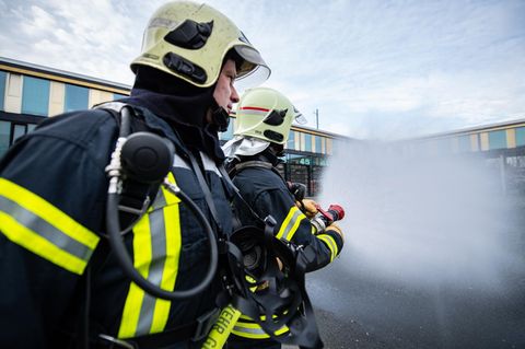 „Wasser marsch!“ heißt es bei der Wiesbadener Feuerwehr weiterhin nur bei der Brandbekämpfung (Symbolbild)