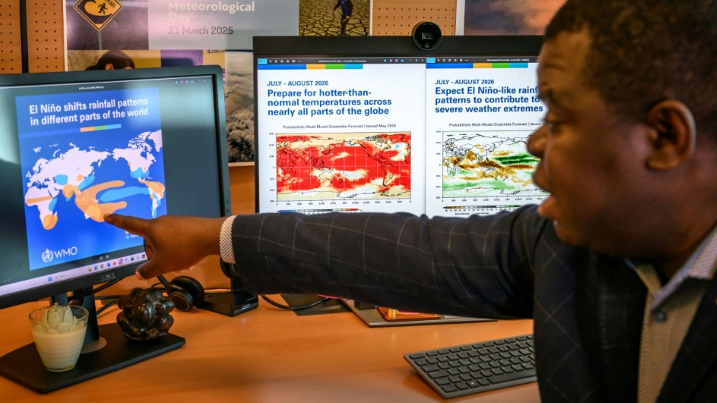 WMO-Vorhersageexperte Moufouma-Okia mit Klimamodellen