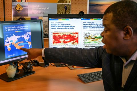WMO-Vorhersageexperte Moufouma-Okia mit Klimamodellen