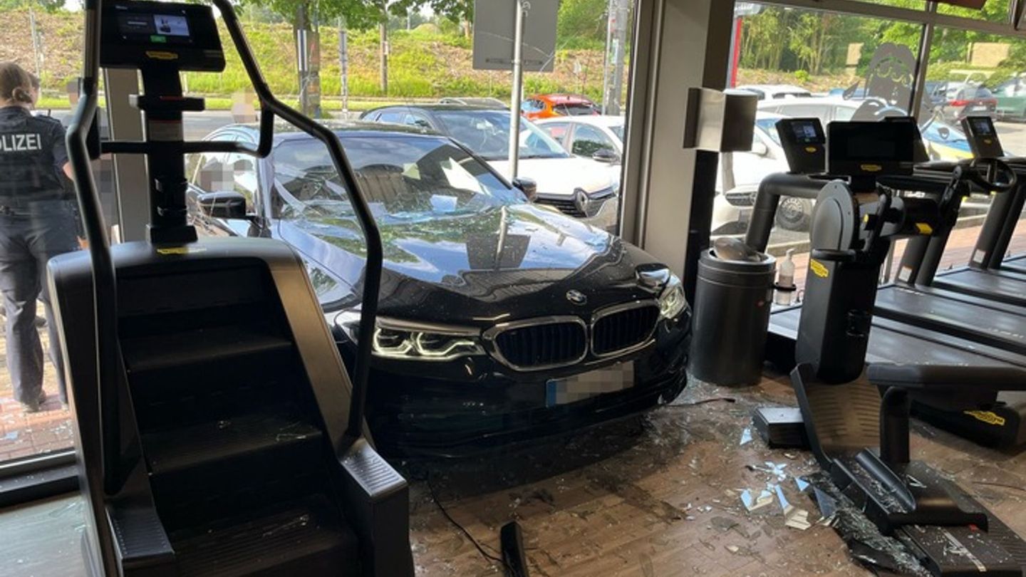 Keine Verletzten: Auto kracht in Bochumer Fitnessstudio