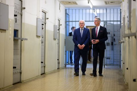 Bundespräsident Frank-Walter Steinmeier besichtige im früheren Stasi-Gefängnis in Berlin-Hohenschönhausen mehrere Trakte mit Zel