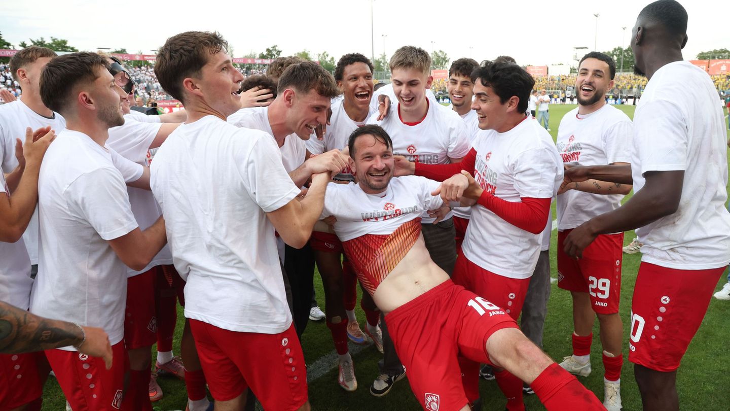Würzburg feiert die Rückkehr in den Profifußball. Foto: Karl-Josef Hildenbrand/dpa