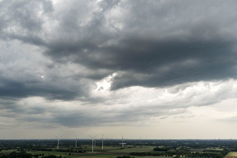 Am Nachmittag sollen neue Unwetter mit Gewitter und Starkregen Niedersachsen und Bremen erreichen. (Archivbild) Foto: Sina Schul