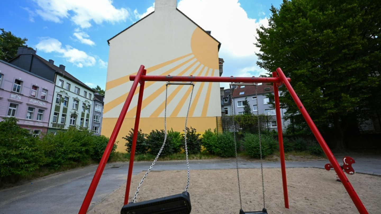 Spielplatz in sozialem Brennpunktviertel in Dortmund