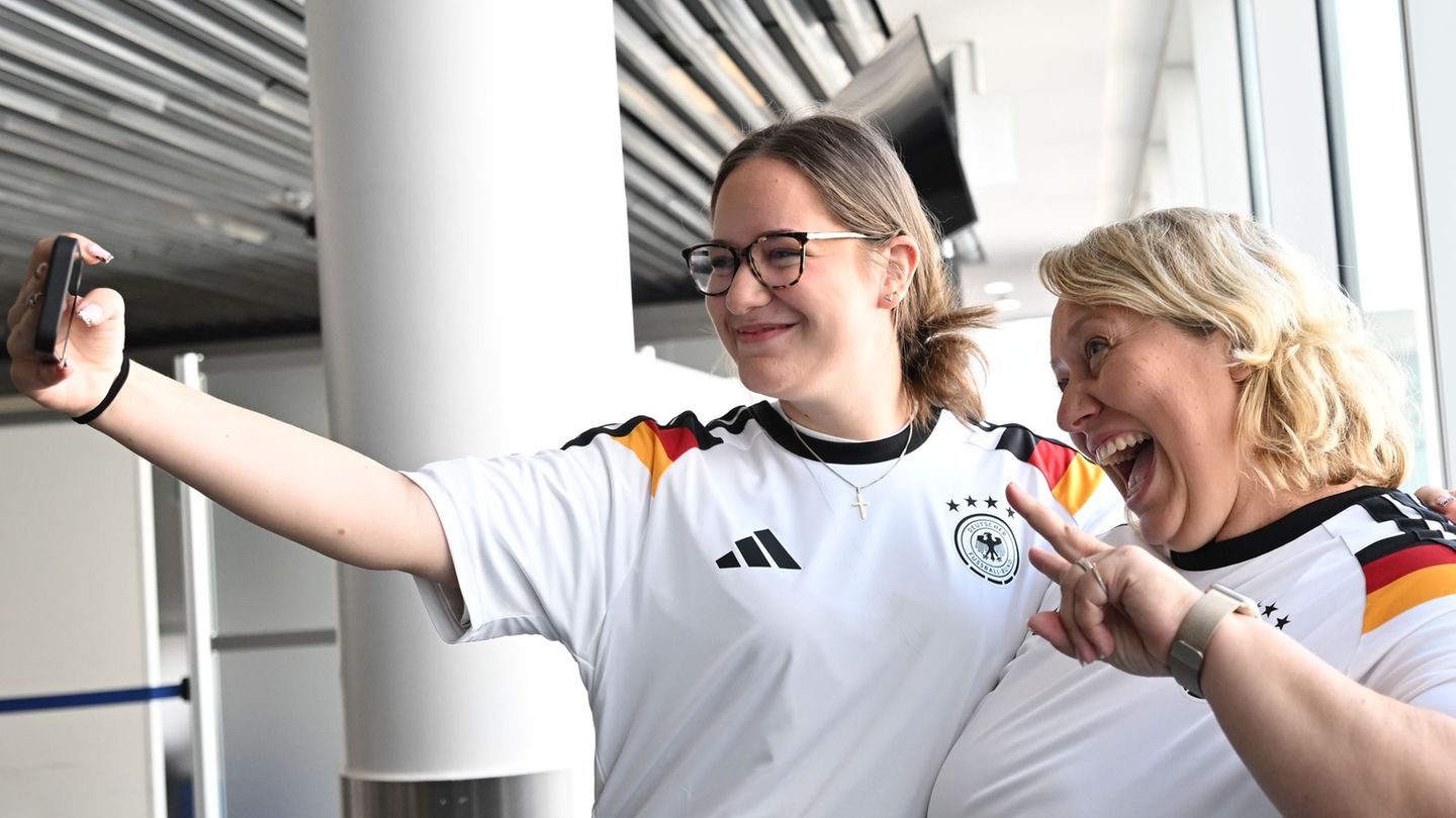 Glückliche Passagiere: Auch Leonie und Anja bekamen ein Deutschland-Trikot vor dem Linienflug mit der Nationalmannschaft nach Ch