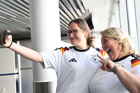 Glückliche Passagiere: Auch Leonie und Anja bekamen ein Deutschland-Trikot vor dem Linienflug mit der Nationalmannschaft nach Ch
