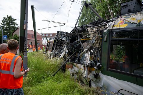 Eine Straßenbahn in Neu Hohenschönhausen ist entgleist. Bei dem Unfall gab es viele Verletzte. Foto: Christophe Gateau/dpa