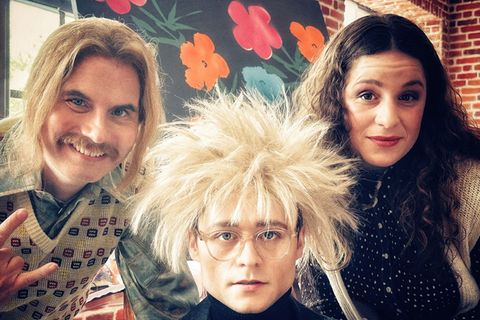 Bernd (Carsten Strauch, links) und Frauke (Lou Strenger) aus Kassel mischen die WG von ihrem Idol Andy Warhol (Tom Böttcher) auf.