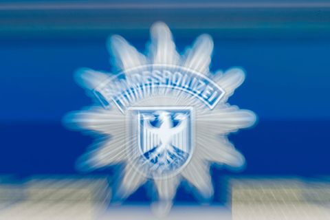 Nach Angriff auf Lokführer - EVG fordert Doppelbesetzung. (Symbolbild) Foto: Matthias Rietschel/dpa-Zentralbild/dpa