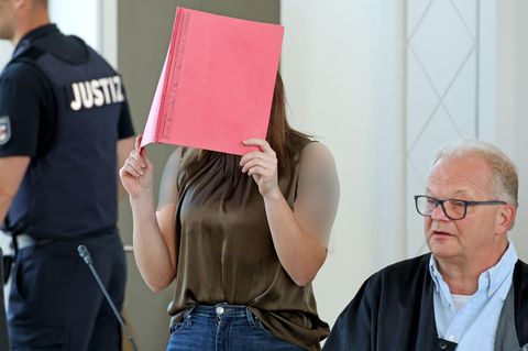 Die Angeklagte Gina H. verbirgt ihr Gesicht vor den Fotografen