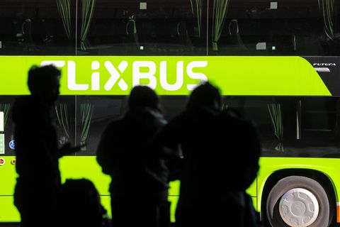 Der Fernbusanbieter Flixbus will mehrere Städte in Ostdeutschland neu mit dem Flughafen Berlin-Brandenburg verbinden. (Archivbil