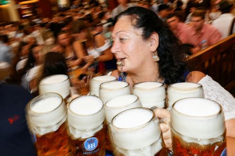 Kellnerin mit Bierkrügen in Festzelt
