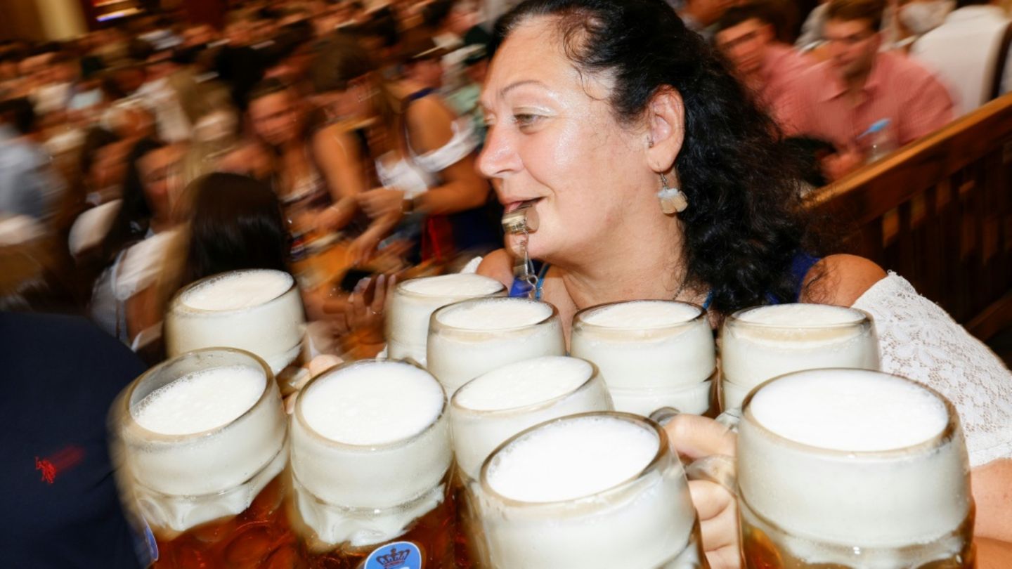 Kellnerin mit Bierkrügen in Festzelt