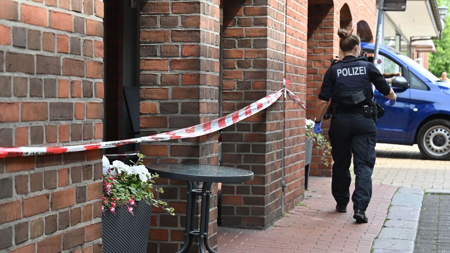 In Rendsburg sorgt ein Hinweis auf eine Waffe für einen Polizeieinsatz. Foto: Katrin Luxenburger/dpa