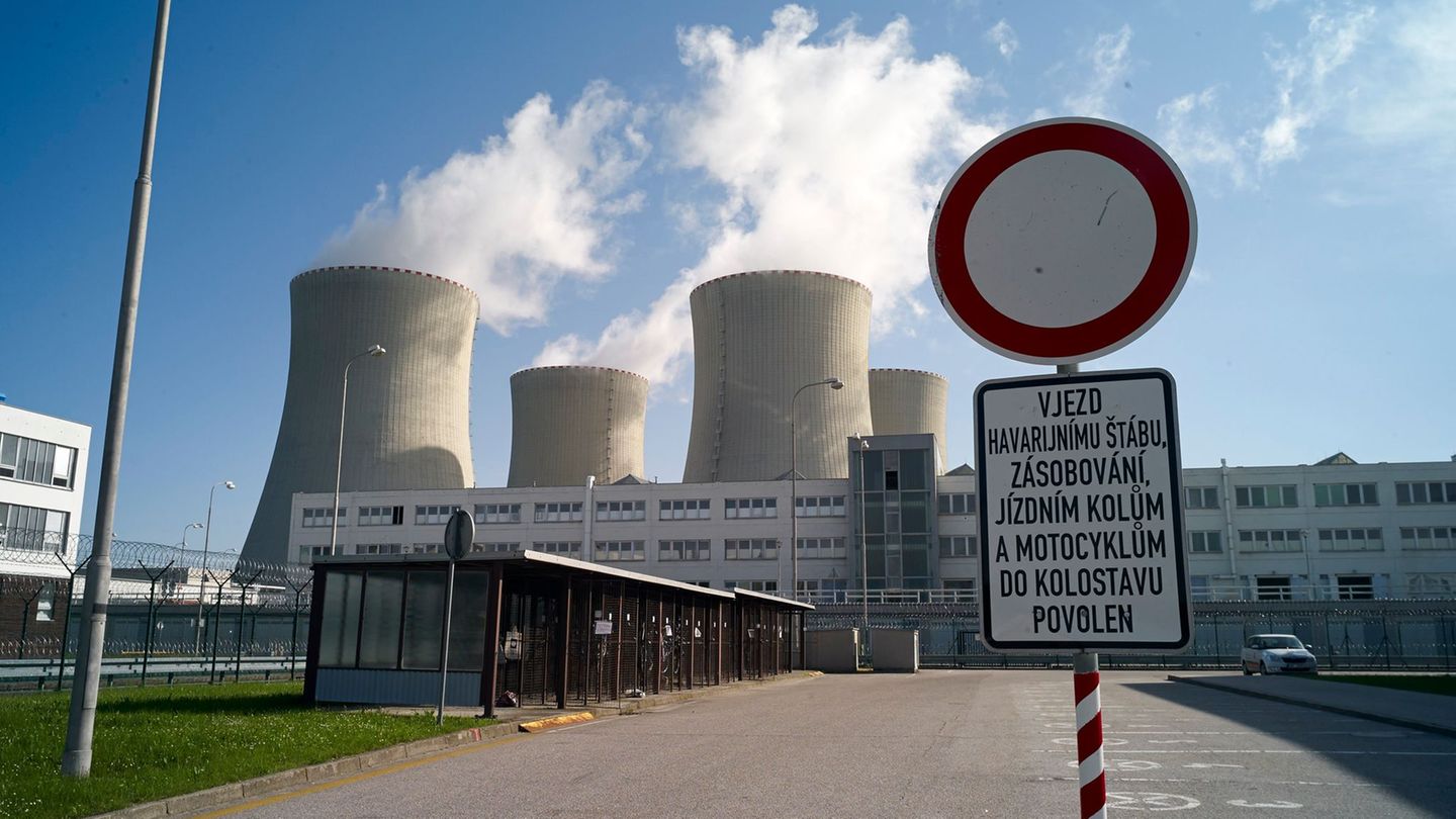 In der Nähe des Atomkraftwerks Temelin könnte künftig ein Atommüll-Endlager entstehen. Nun haben Probebohrungen begonnen. Foto: