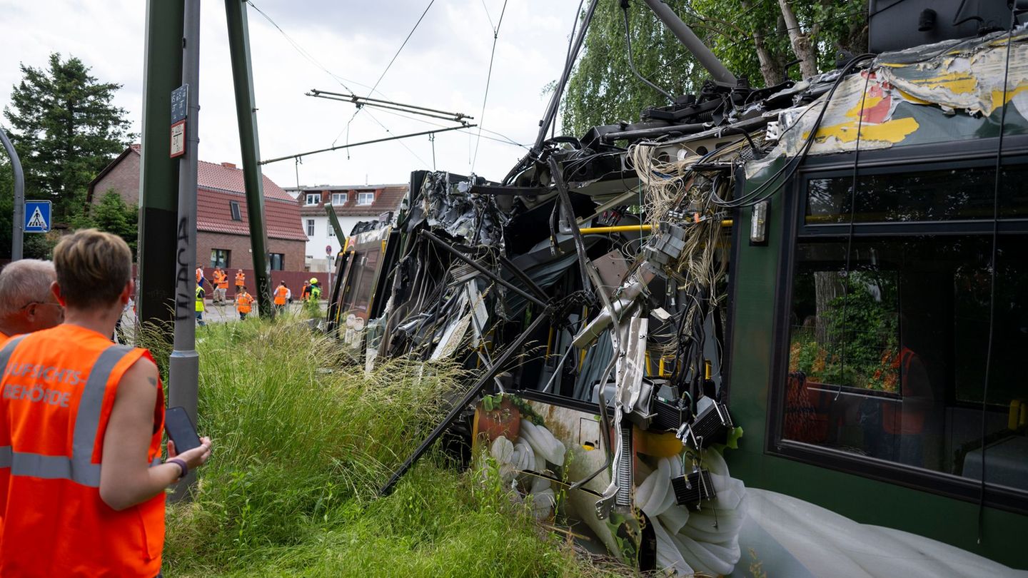 Rettungseinsatz: Straßenbahn entgleist und aufgerissen - drei Schwerverletzte