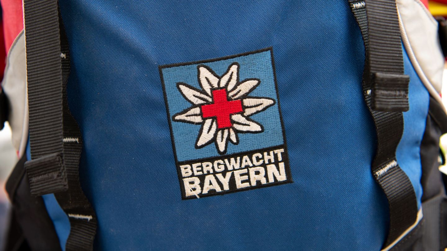 Herrenlose Ausrüstung führte die Retter auf die Spur: Unterhalb des 12 Apostelgrats bei Füssen bargen Einsatzkräfte mithilfe ein