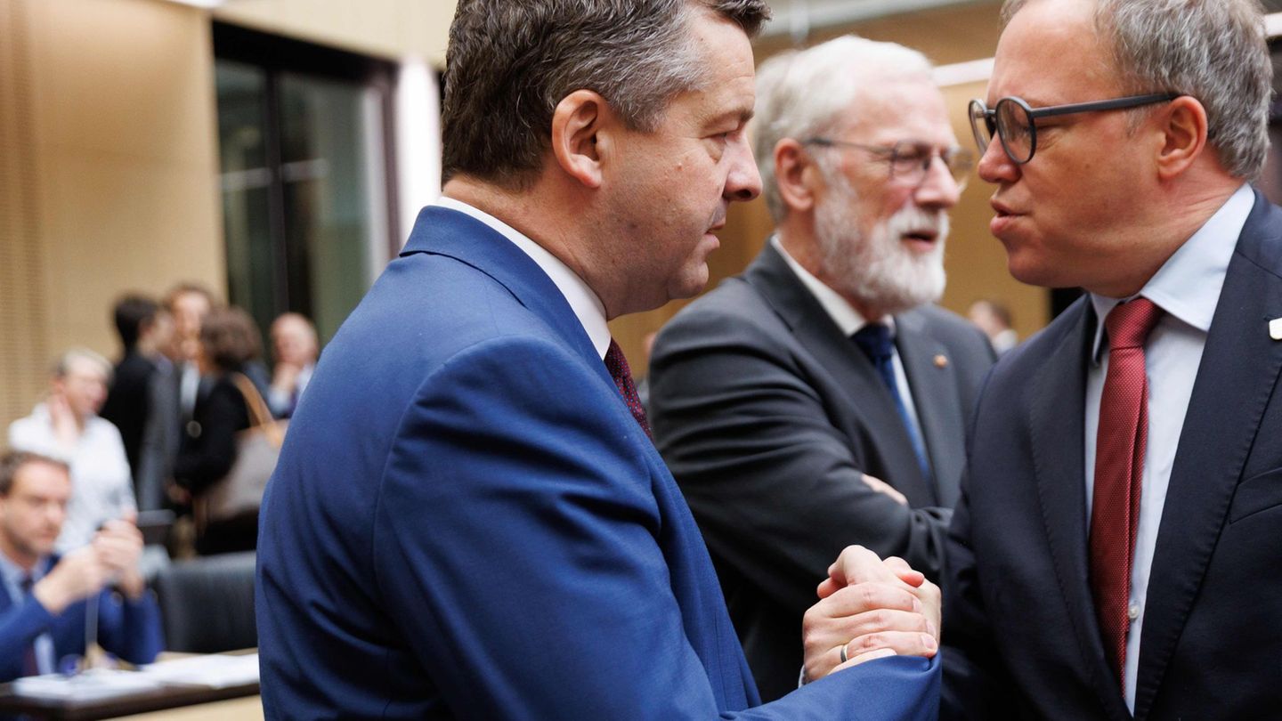 Sven Schule und Mario Voigt (beide CDU) haben zusammen einen Gastbeitrag veröffentlicht. (Archivbild) Foto: Carsten Koall/dpa