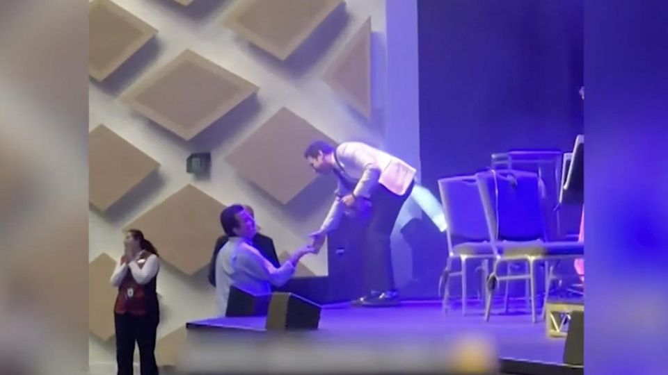 Ein Mann springt spontan bei einem Konzert ein.