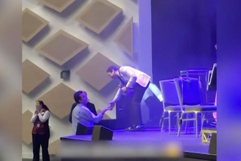 Ein Mann springt spontan bei einem Konzert ein.