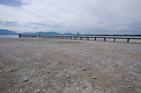 Nicht nur am Chiemsee herrscht derzeit Niedrigwasser. Foto: Sven Hoppe/dpa