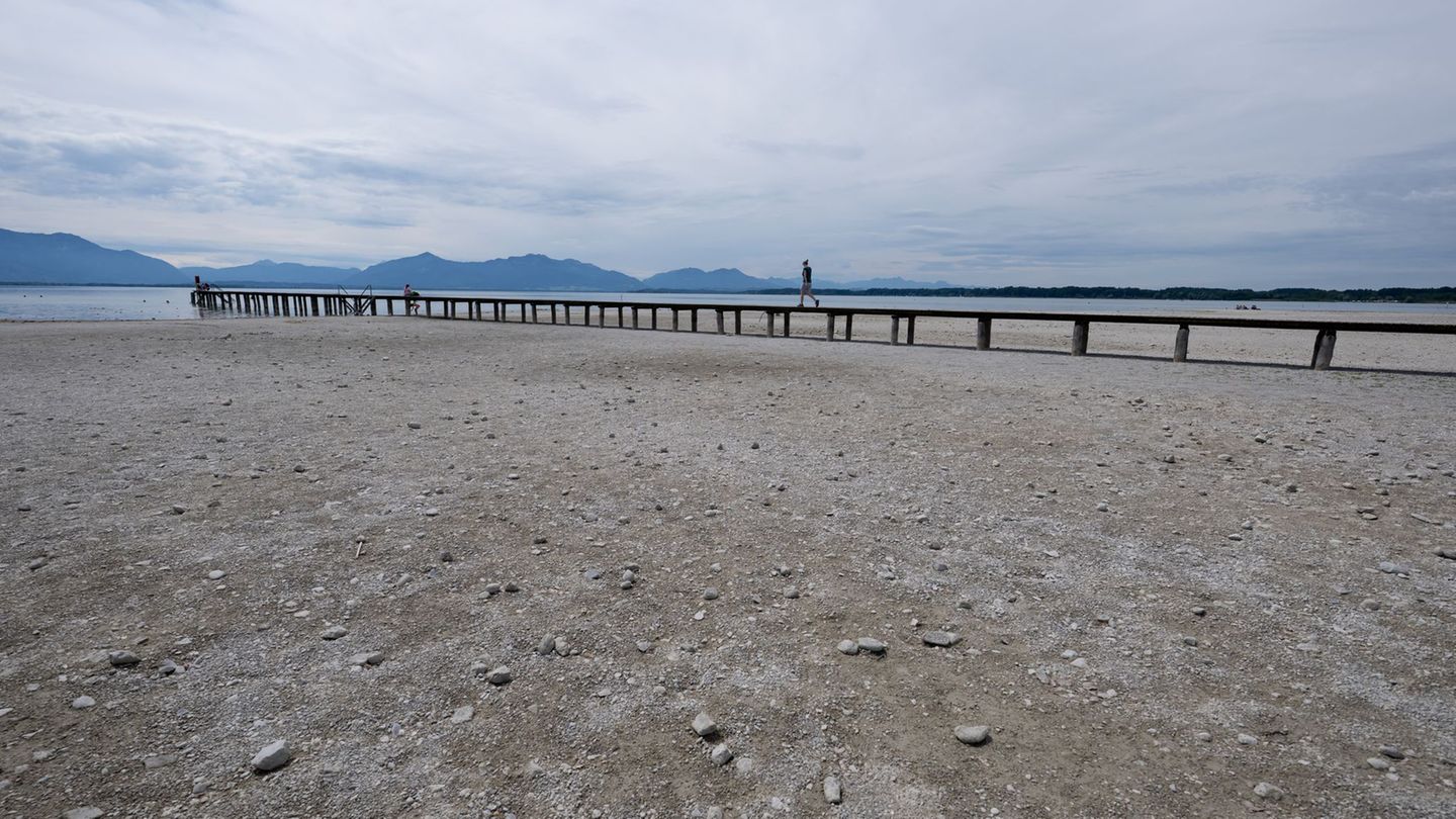 Nicht nur am Chiemsee herrscht derzeit Niedrigwasser. Foto: Sven Hoppe/dpa