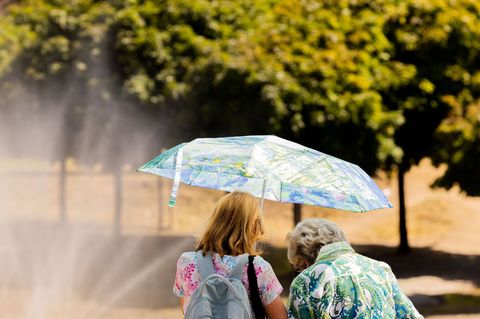 Ältere und pflegebedürftige Menschen sind bei Hitze besonders gefährdet. (Symbolbild) Foto: Rolf Vennenbernd/dpa