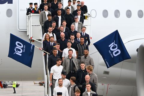 Los geht's: Die Nationalspieler und Bundestrainer Julian Nagelsmann auf der Gangway. Foto: Florian Wiegand/dpa