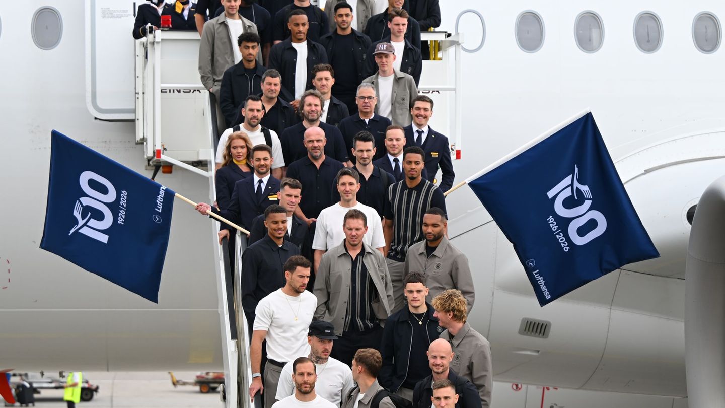 Los geht's: Die Nationalspieler und Bundestrainer Julian Nagelsmann auf der Gangway. Foto: Florian Wiegand/dpa