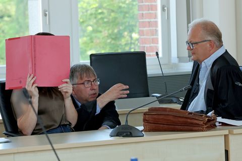 Die Angeklagte (l-r), wird von den Rechtsanwälten Andreas Ohm und Thomas Löcker verteidigt. Foto: Bernd Wüstneck/dpa
