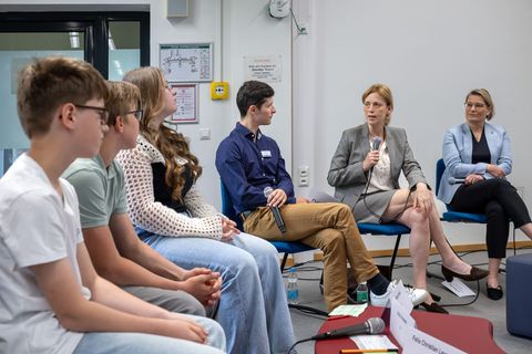 Welchen Schutz muss es für Kinder und Jugendliche im Netz geben? Darüber diskutierten die Ministerinnen mit Potsdamer Gymnasiast