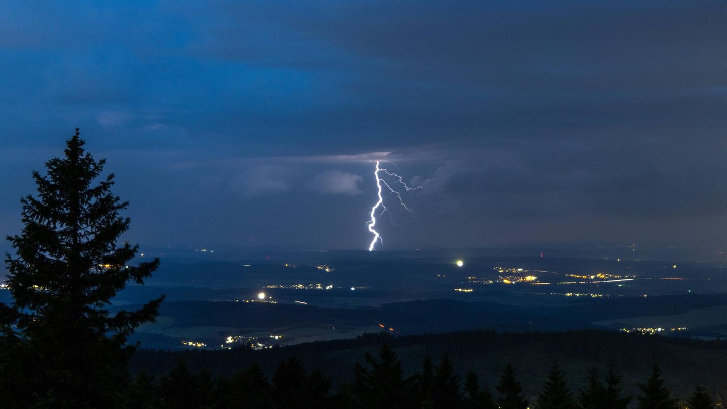 Gewitter und Starkregen über Hessen (Archivbild)