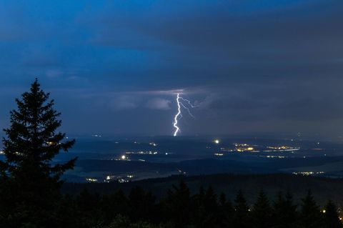 Gewitter und Starkregen über Hessen (Archivbild)