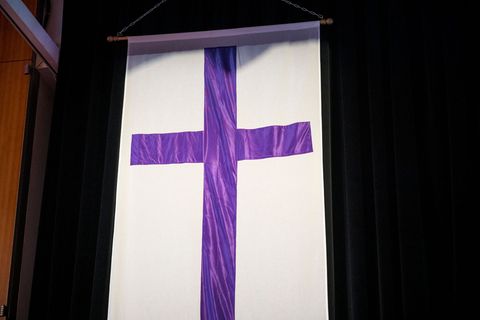 Die Fahne der evangelischen Kirche in Deutschland. (Symbolbild) Foto: Daniel Vogl/dpa