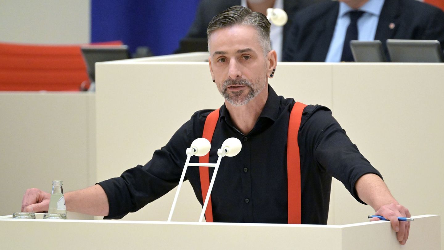 Der SPD-Landtagsabgeordnete Adler begründet, warum das Dunkelfeld der Kriminalität stärker ausgeleuchtet werden soll. (Archivbil