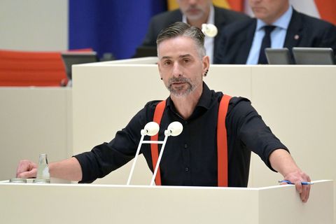 Der SPD-Landtagsabgeordnete Adler begründet, warum das Dunkelfeld der Kriminalität stärker ausgeleuchtet werden soll. (Archivbil