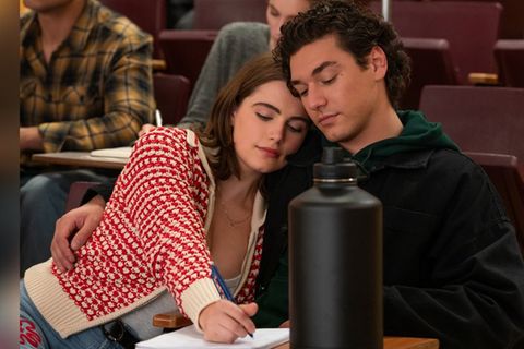Hannah (Ella Bright) und Garrett (Belmont Cameli) bleiben auch in der zweiten Staffel Teil der Serie „Off Campus“.