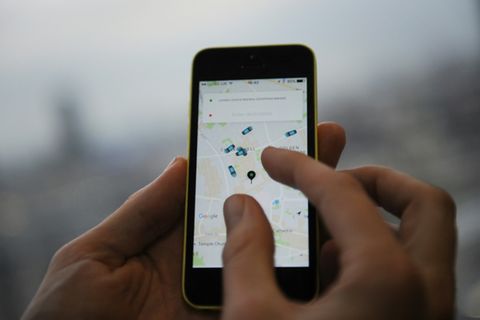 Hand hält Smartphone