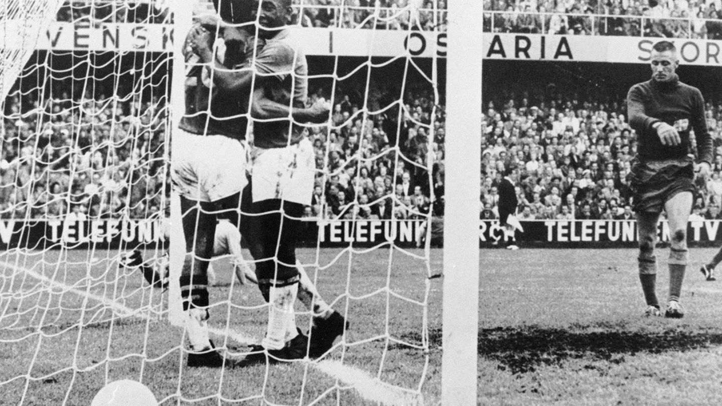 Pelé (rechts) feiert ein WM-Tor