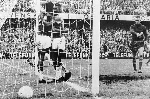 Pelé (rechts) feiert ein WM-Tor