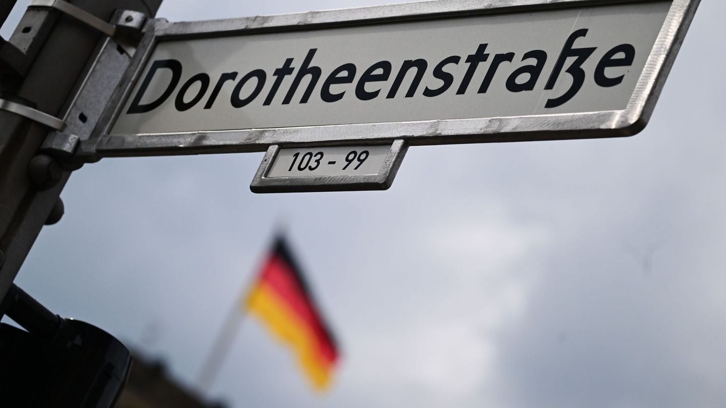 Ein Teil der Dorotheenstraße in Berlin soll in Yad-Vashem-Straße umbenannt werden. Foto: Sebastian Gollnow/dpa