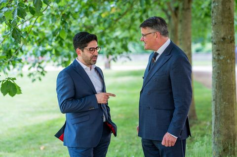 Nicht alle Diskussionen müssen an die Öffentlichkeit dringen, sind Ministerpräsident Rhein (CDU, r.) und sein Stellvertreter Man