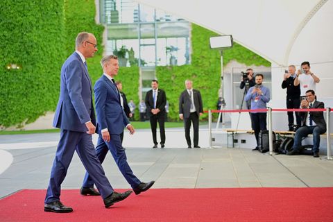 Merz und Magyar wollen nach 16 Jahren neue Wege in den deutsch-ungarischen Beziehungen beschreiten. Foto: Sebastian Gollnow/dpa