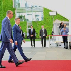 Merz und Magyar wollen nach 16 Jahren neue Wege in den deutsch-ungarischen Beziehungen beschreiten. Foto: Sebastian Gollnow/dpa