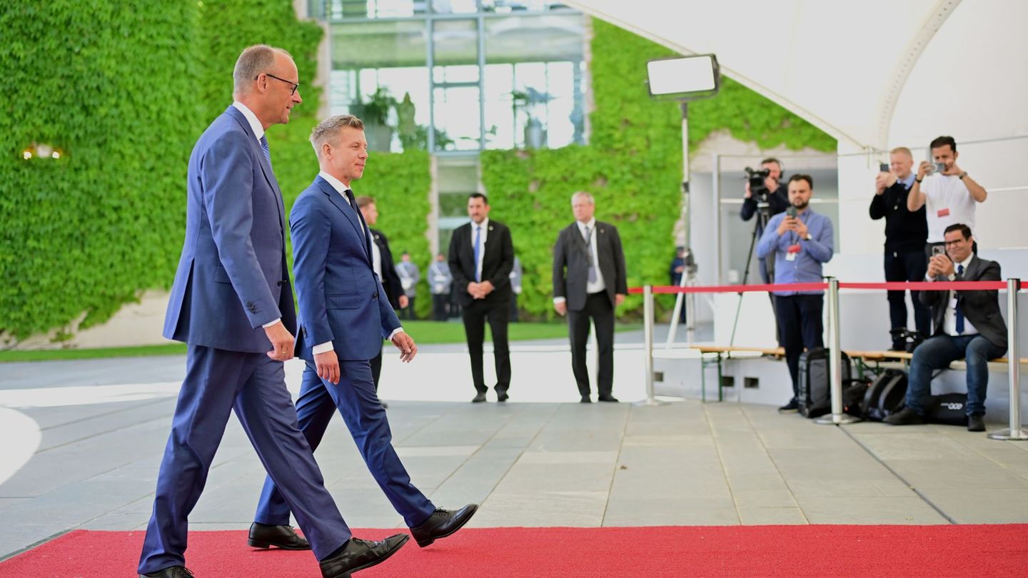 Merz und Magyar wollen nach 16 Jahren neue Wege in den deutsch-ungarischen Beziehungen beschreiten. Foto: Sebastian Gollnow/dpa
